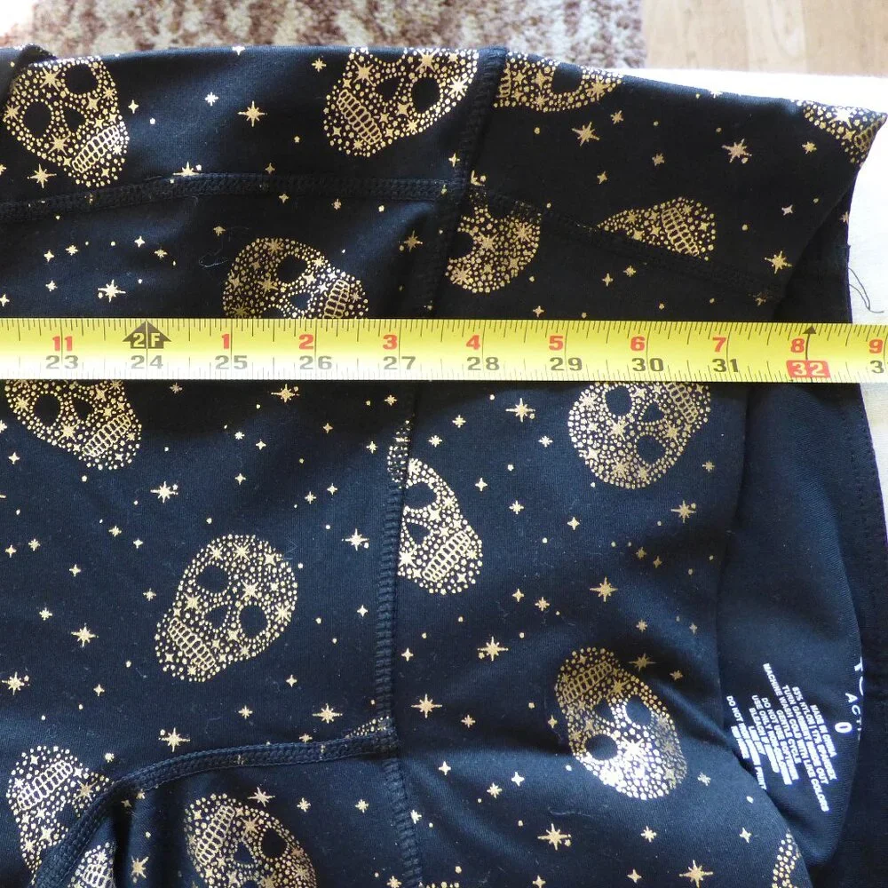 TORRID ACTIVE CROP LEGGING - PERFORMANCE CORE FOIL STAR & SKULL BLACK 0 L 12 - Picture 6 of 10
